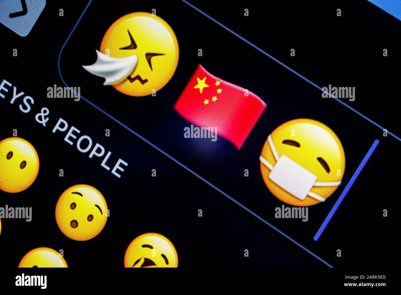 Eine Makroansicht von Emojis, die mit dem Coronavirus auf einer Textnachricht in Beziehung steht Stockfoto
