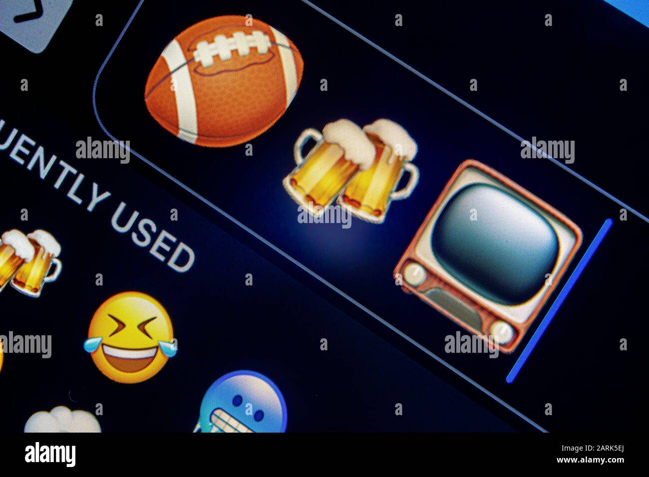 Superbowl beliebtere Emojis, ein Fußball, jubelnde Biere und ein tv-Emojis Stockfoto