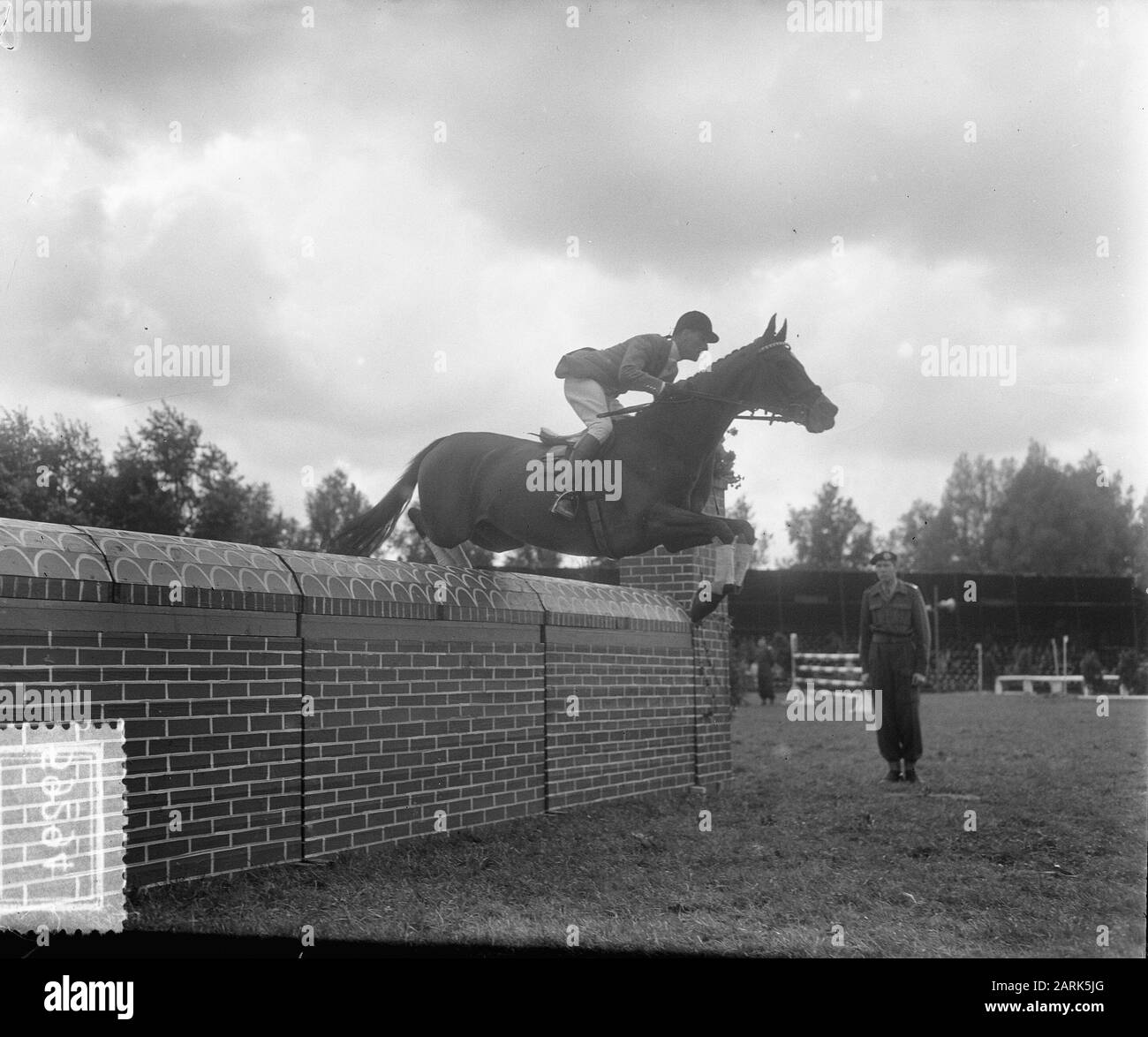 Internationaler Wettbewerb Hippique Rotterdam, S. Pirelli Bettoni Datum: 3. September 1953 Ort: Rotterdam, Zuid-Holland Personenname: S. Pirelli Bettoni Stockfoto
