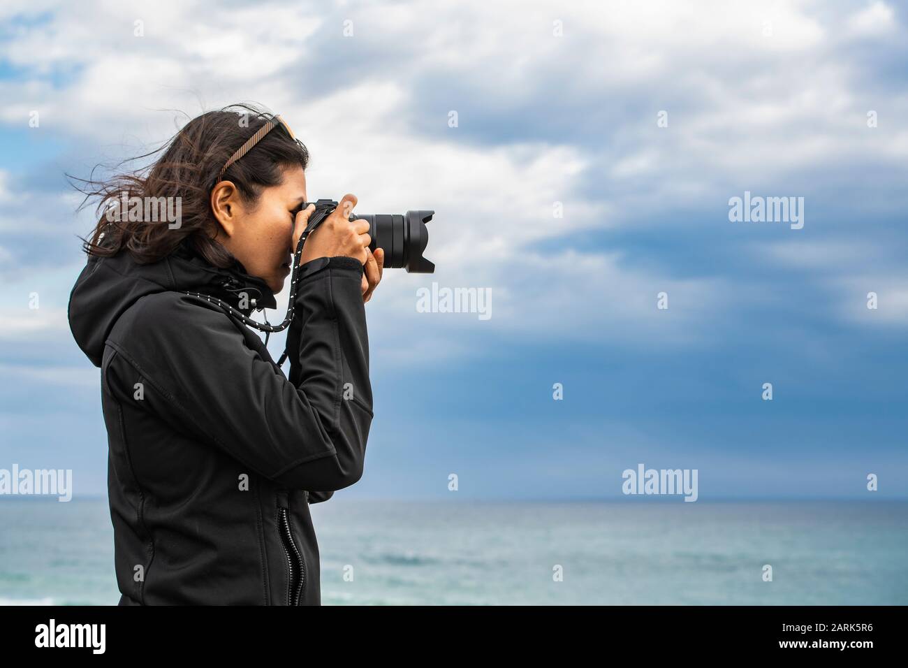 Frau, die mit einer Digitalkamera am Apostel 12 fotografiert Stockfoto
