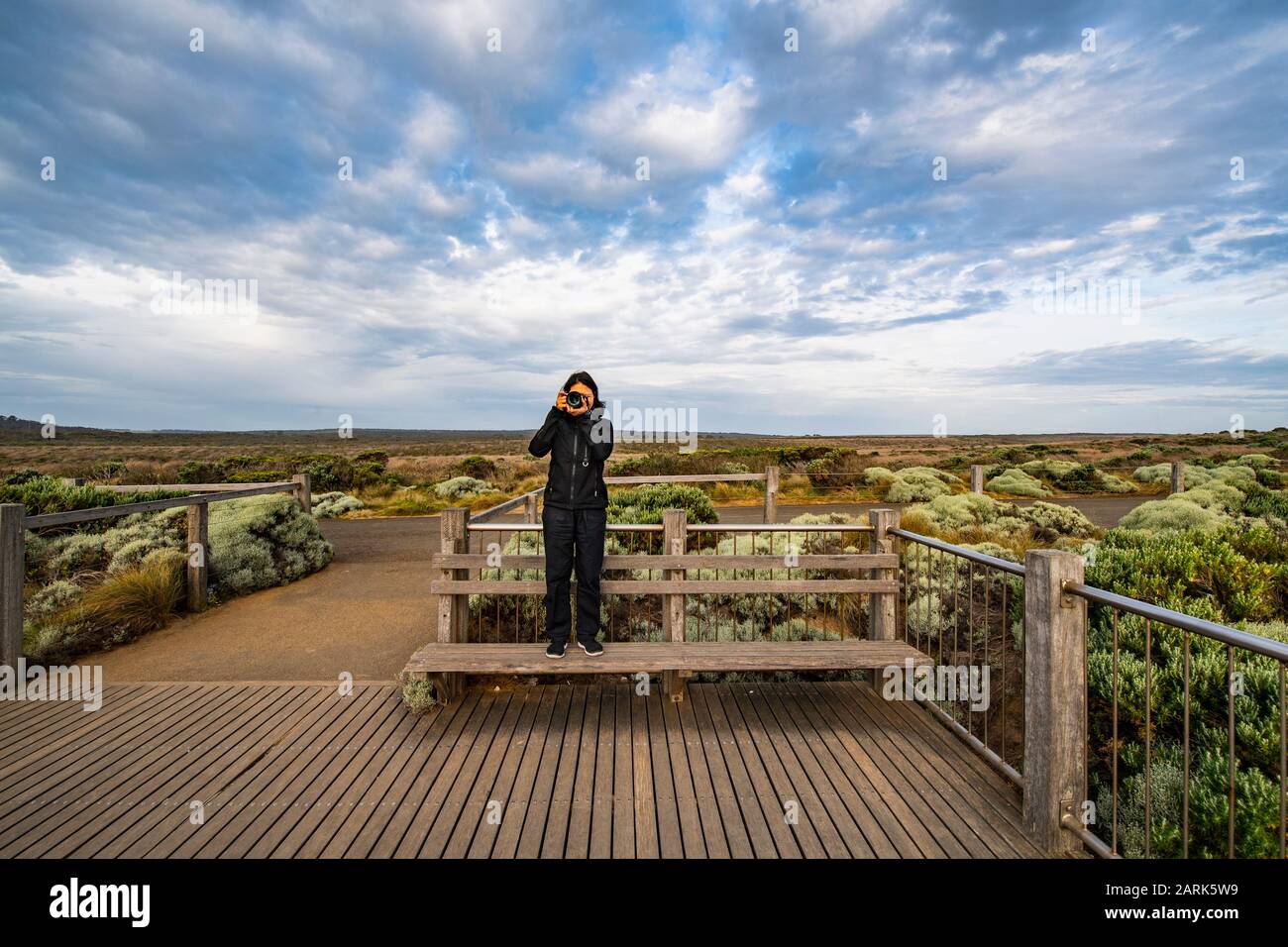 Frau, die am australischen Busch fotografiert Stockfoto