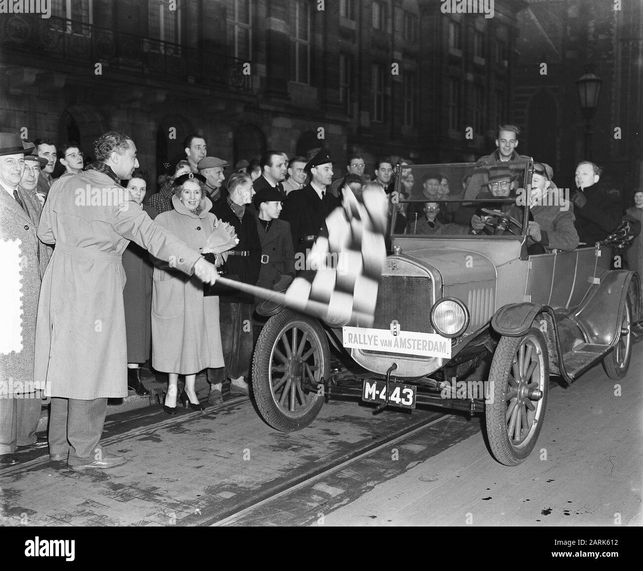 Ford Autom. Van alte Autos nach Amsterdam Datum: 17. Dezember 1953 Standort: Amsterdam, Noord-Holland Schlüsselwörter: WANGES Stockfoto