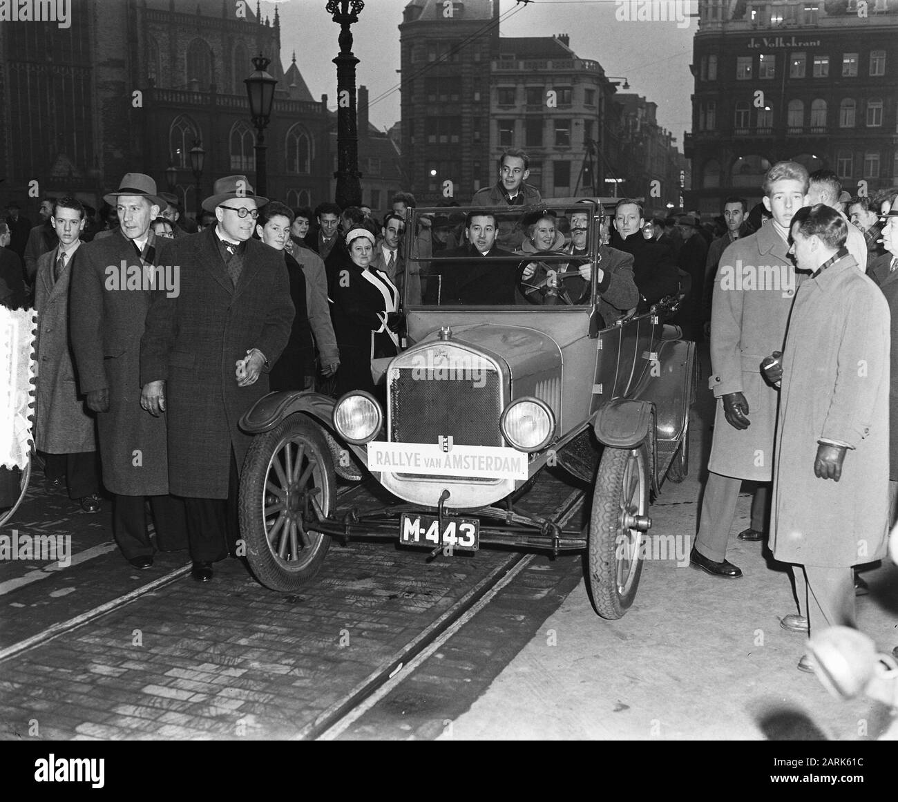 Ford Autom. Van alte Autos nach Amsterdam Datum: 17. Dezember 1953 Standort: Amsterdam, Noord-Holland Schlüsselwörter: WANGES Stockfoto