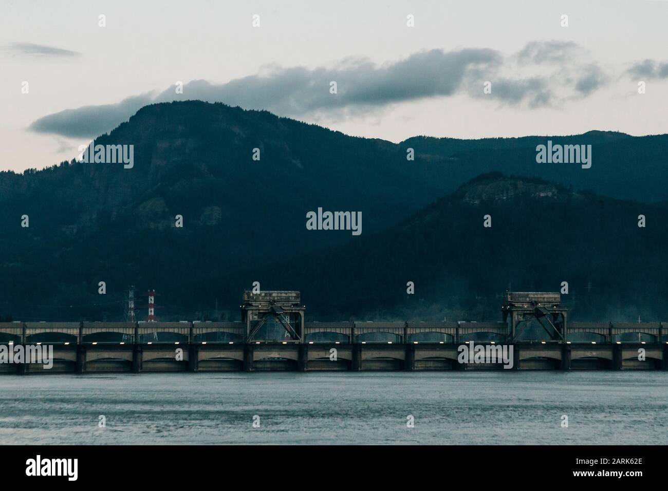 Der Bonneville-Staudamm bei Cascades schließt in Oregon. Stockfoto