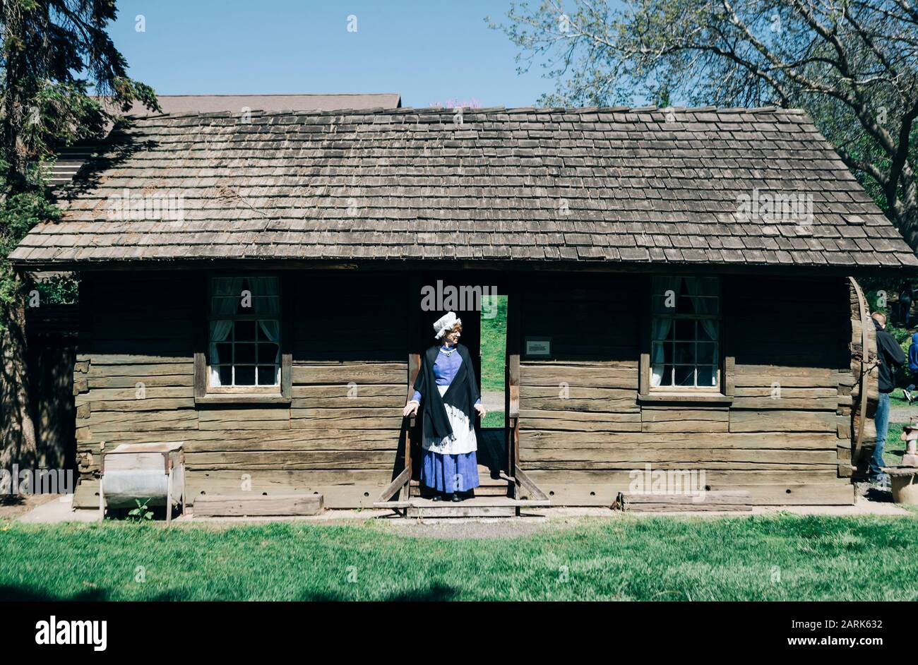 Ein Porträt eines Reiseleiters in traditioneller Kleidung in einem Museum. Stockfoto