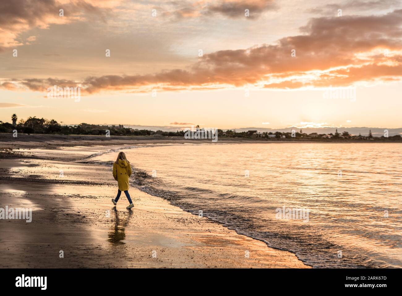 Pre Teen Girl On Beach Stockfotos und -bilder Kaufen - Alamy