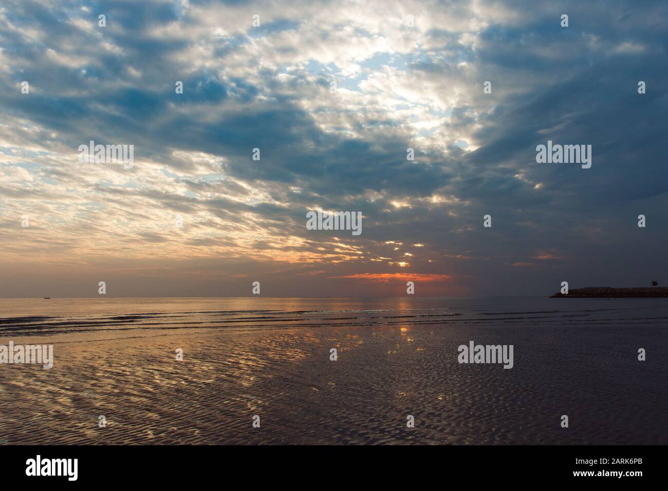 Sonnenuntergang am Karachi Beach und wunderschöner Himmel Stockfoto