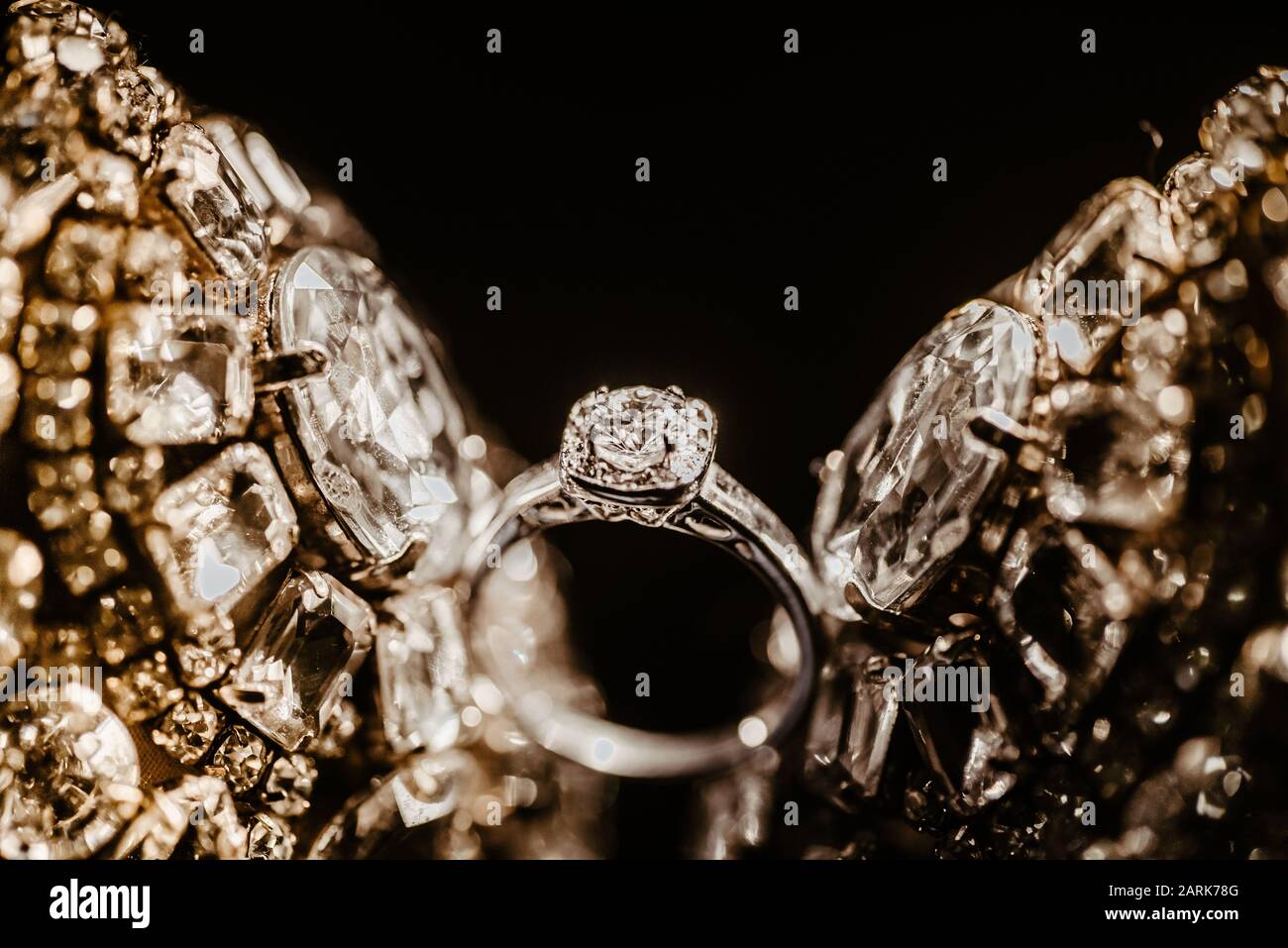 Luxuriöser Ring Mit weißem Diamantdesign, Details zur Hochzeit Stockfoto