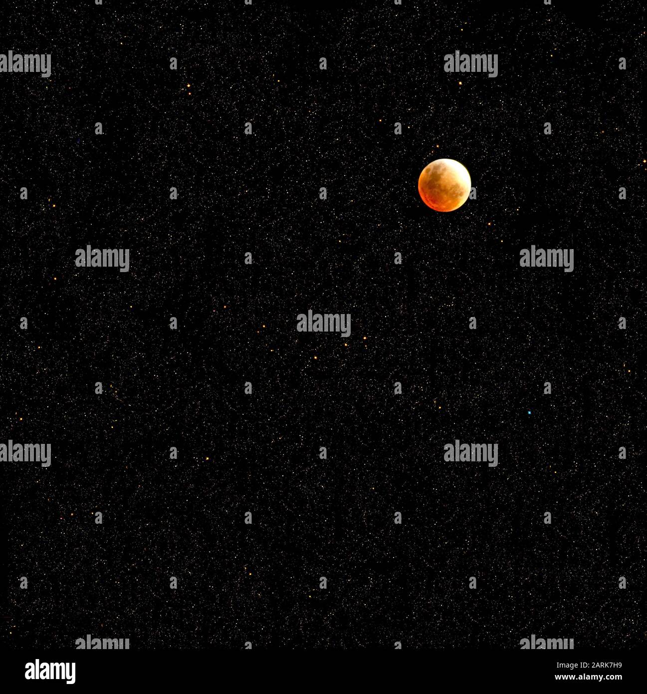 Ein Sternenhimmel mit dem Erdmond, der während einer Mondfinsternis geschossen wurde, mit einer Collage von Sternen, die von der NASA aufgenommen wurden. Stockfoto