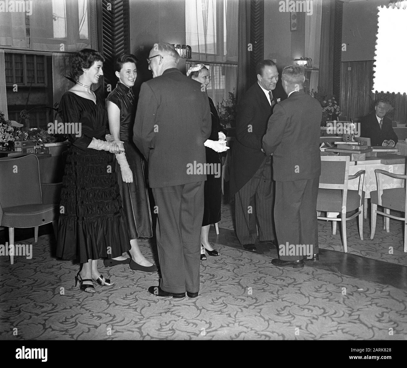 VVD-Ratsherr R. Th. V le Cavalier 40 Jahre im Dienst bei Gebr. Scheur NV Datum: 18. Januar 1955 Personenname: Kavalier, R.Th.V. le, Gebr. Scheur Nv Stockfoto