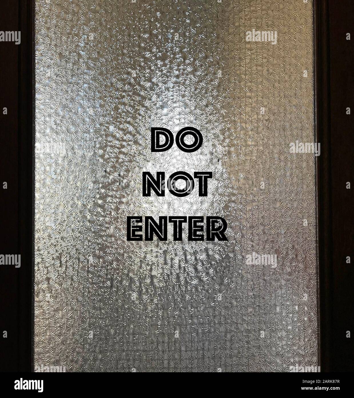 Geben Sie kein Warnschild auf einer lichtundurchlässigen Glastür ein Stockfoto