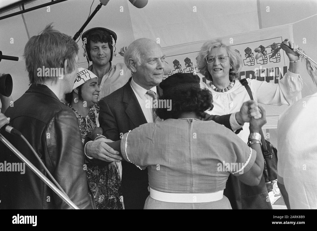 Wahlmeeting in Bijlmermeer (Amsterdam); den Uyl macht dansje mit Surinamese, r: Liesbeth den Uyl Datum: 3. Mai 1986 Ort: Amsterdam, Noord-Holland Schlüsselwörter: Wahlmeetings, Frauen-Personenname: Uyl, Joop den, Uyl, Liesbeth den Stockfoto