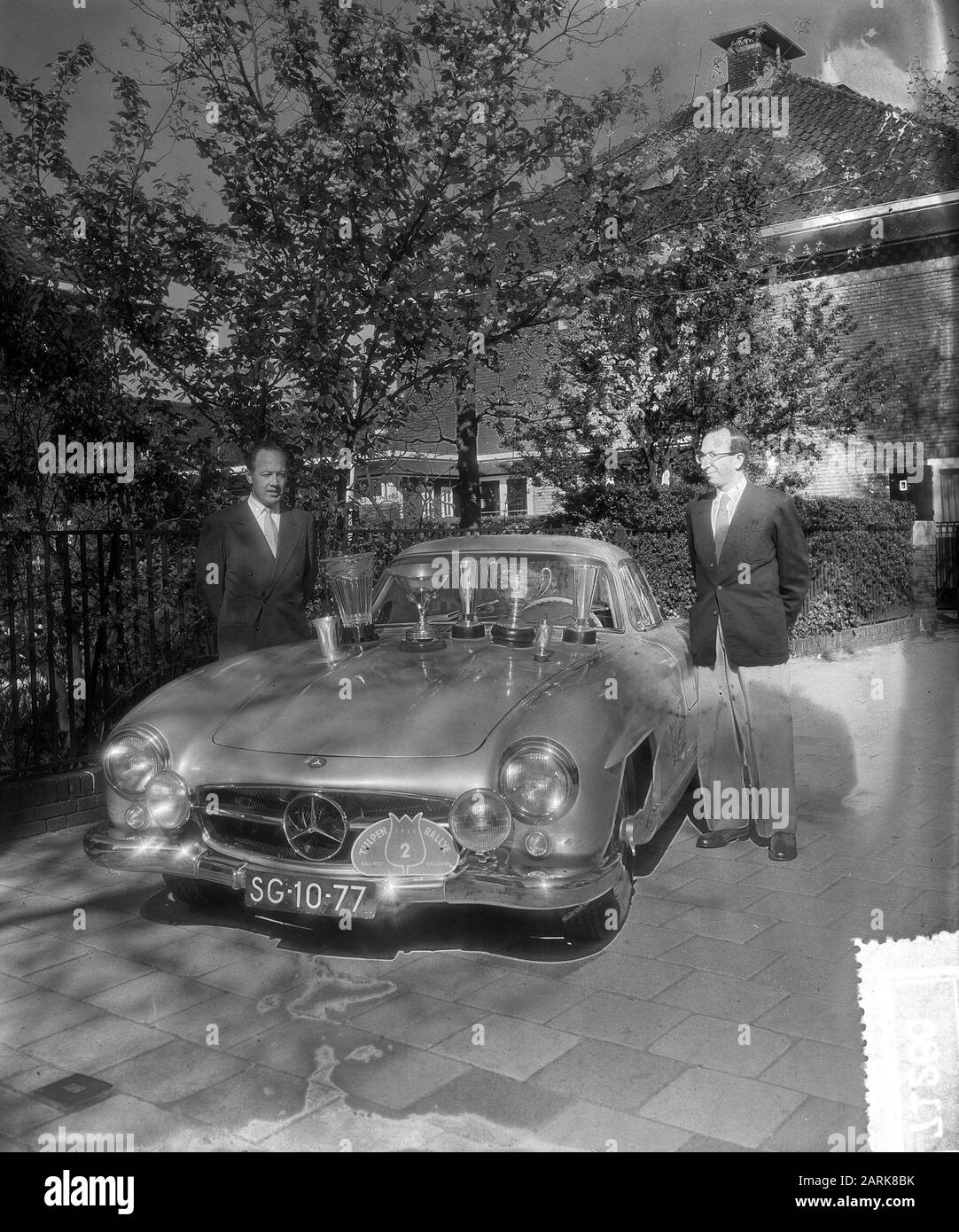 Gewinner Tulpenrallye, Hans Tak und Niemöller mit einem Mercedes-Benz 300 SL Datum: 11. Mai 1955 Schlagwörter: Autories, Motorsports, Sport Personenname: Niemöller, W.C., Filiale, Hans Institution Name: Tulpenrallye Stockfoto