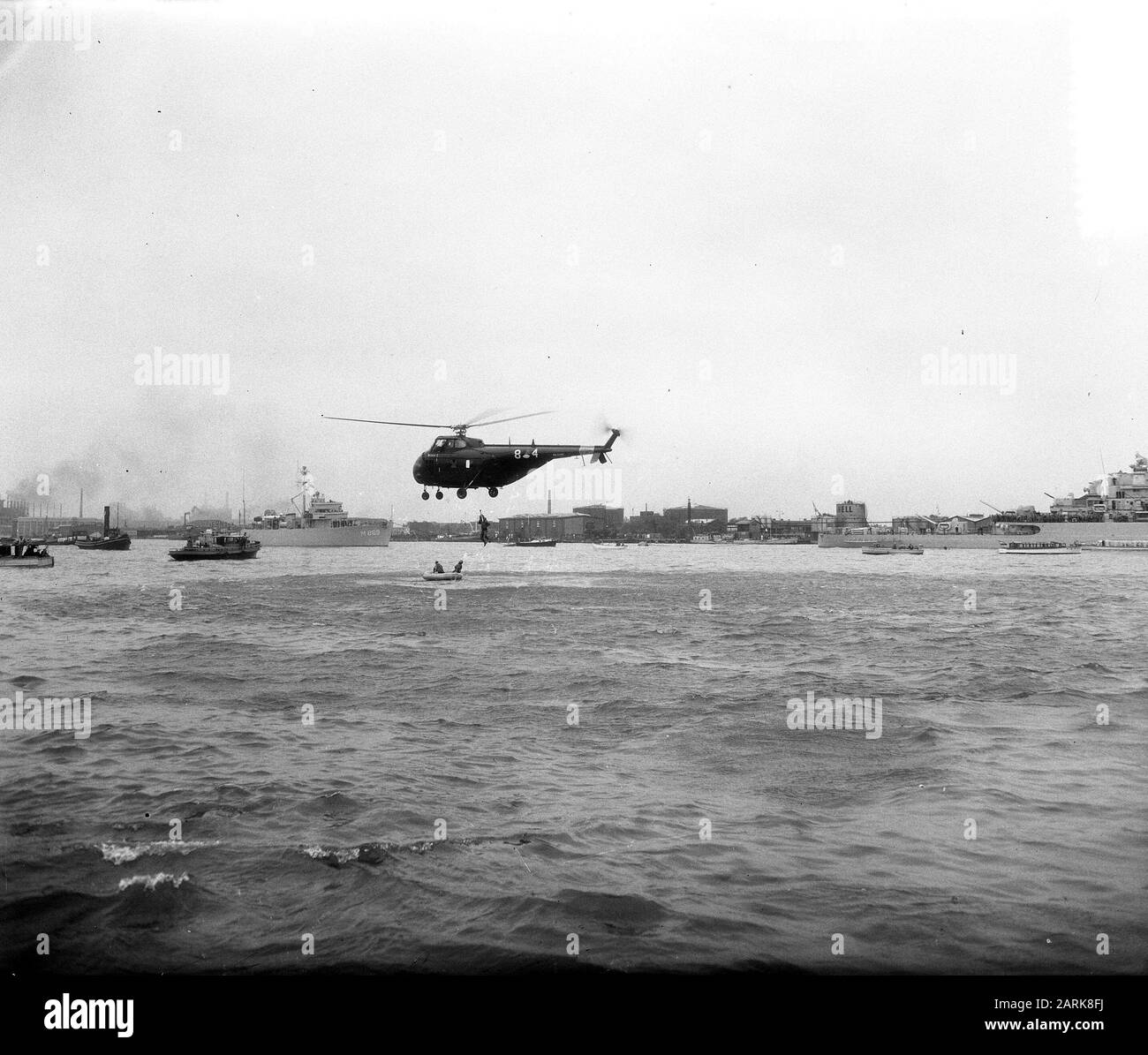 Vlootschouw Amsterdam, Hubschrauberdemonstration Datum: 15. Juni 1955 Standort: Amsterdam, Noord-Holland Schlagwörter: Hubschrauber, Marine, Militärschiffe, Flotten Stockfoto