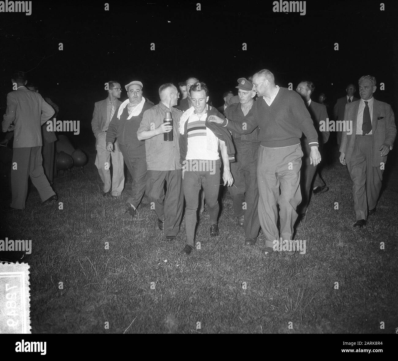 Großer Preis von Amsterdam Van Vliet gewinnt, Maspes gratuliert Datum: 18. August 1955 Ort: Amsterdam, Noord-Holland Schlüsselwörter: Cyclen persönlicher Name: Van Vliet Stockfoto