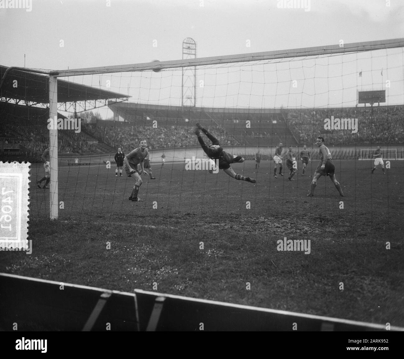 Fußballspiel Niederlande gegen Schalke 04, Spielmoment Datum: 26. Oktober 1955 Schlagwörter: Sport, Fußball Stockfoto