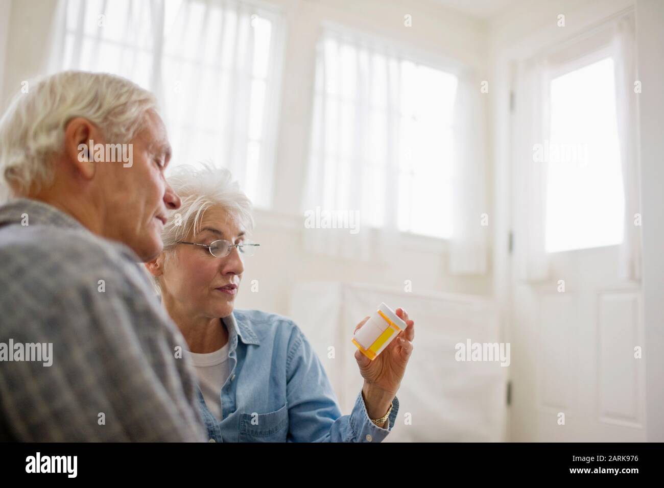 Reifen erwachsenen Paar das Etikett der Medizin beim Sitzen auf dem Boden. Stockfoto