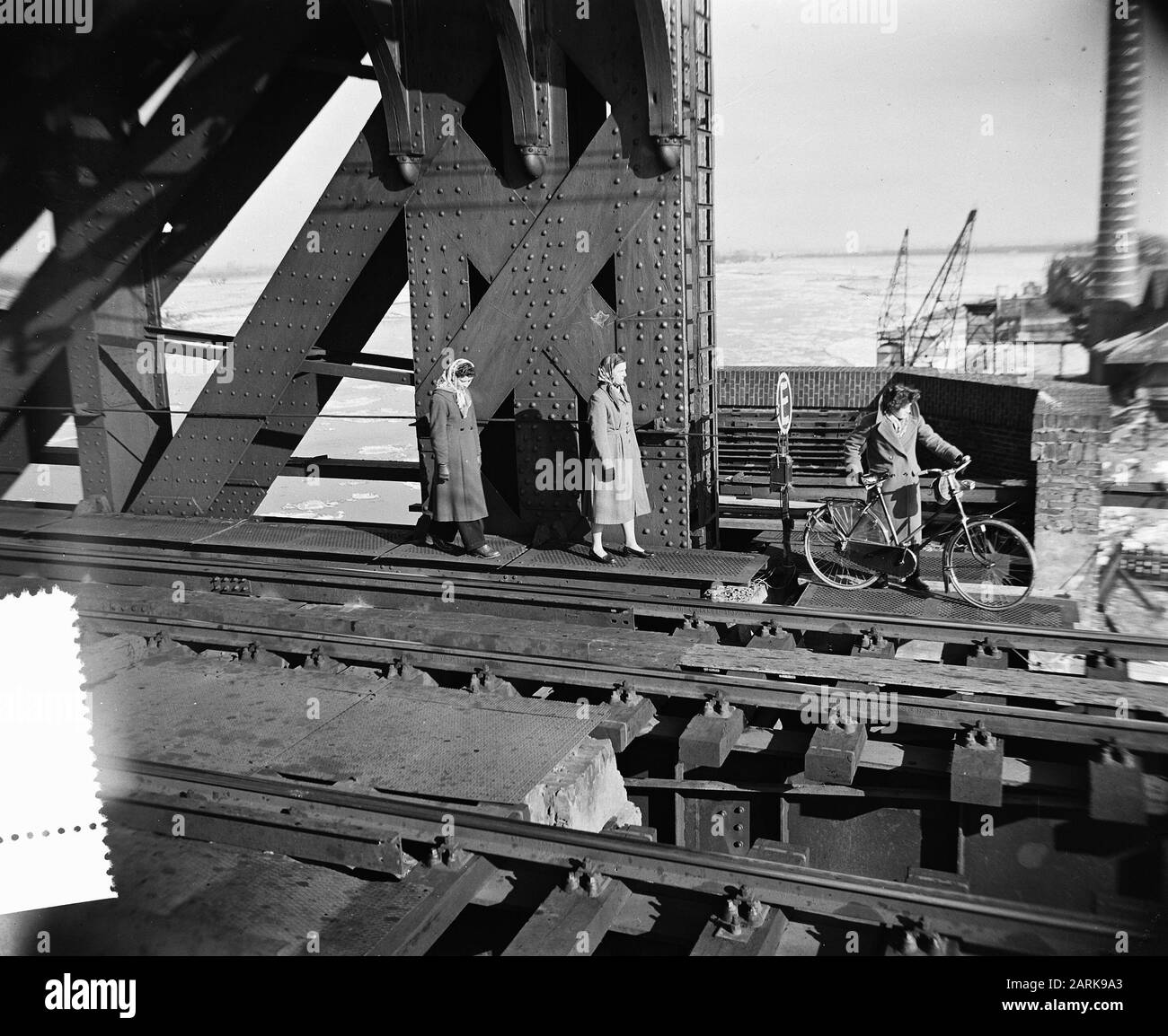 Fußgängerverkehr über die Rheinbrücke bei Culemborg Datum: 13. Februar 1956 Standort: Culemborg Schlüsselwörter: Eisenbahnbrücken, Fußgänger Personenname: Rijnspoorbrug Stockfoto