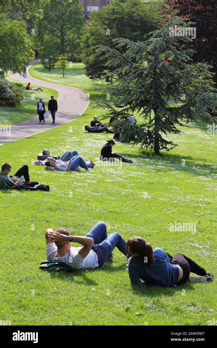 Die Princes Street Gardens in Edinburgh, der schottischen Hauptstadt, am Nachmittag Stockfoto
