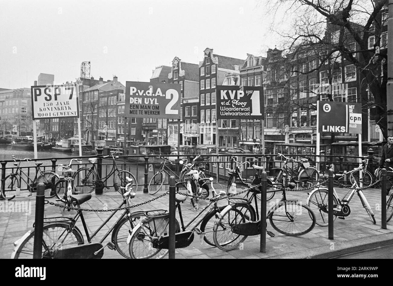 Wahlzeichen auf Amsterdam Bridges, 8 PvdA, 7 PSP, 5 und 6 verschiedene Zeichen Datum: 25. Januar 1967 Schlüsselwörter: Burges, Election Boards Institution Name: PSP Stockfoto