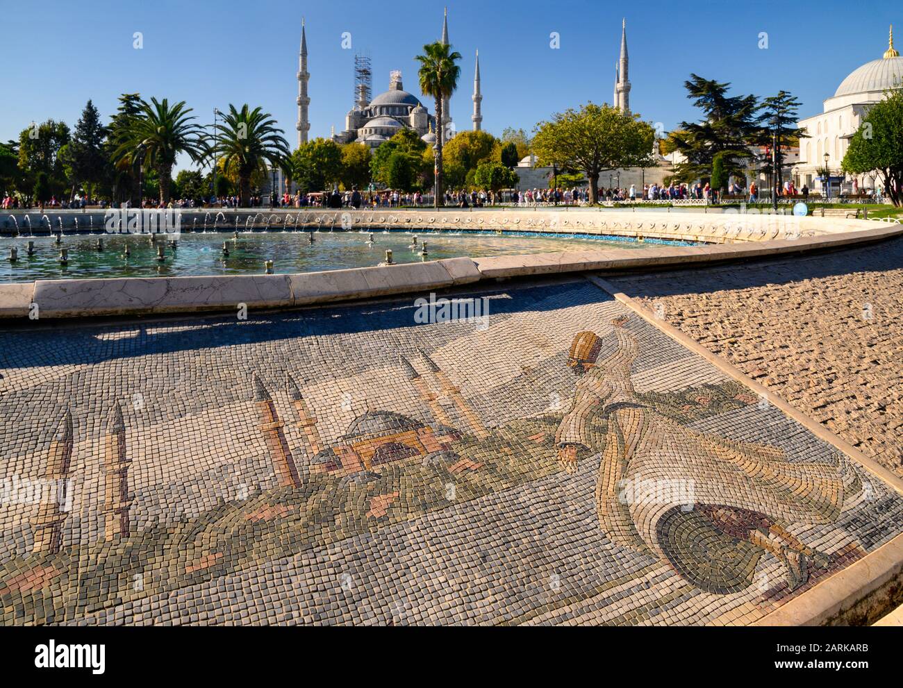In den Mosaiken auf dem Tanzbrunnen am Sultanahmet-Platz in Istanbul, Türkei, ist ein wirbelndes Derwisch dargestellt. Die Blaue Moschee steht im Hintergrund. Stockfoto