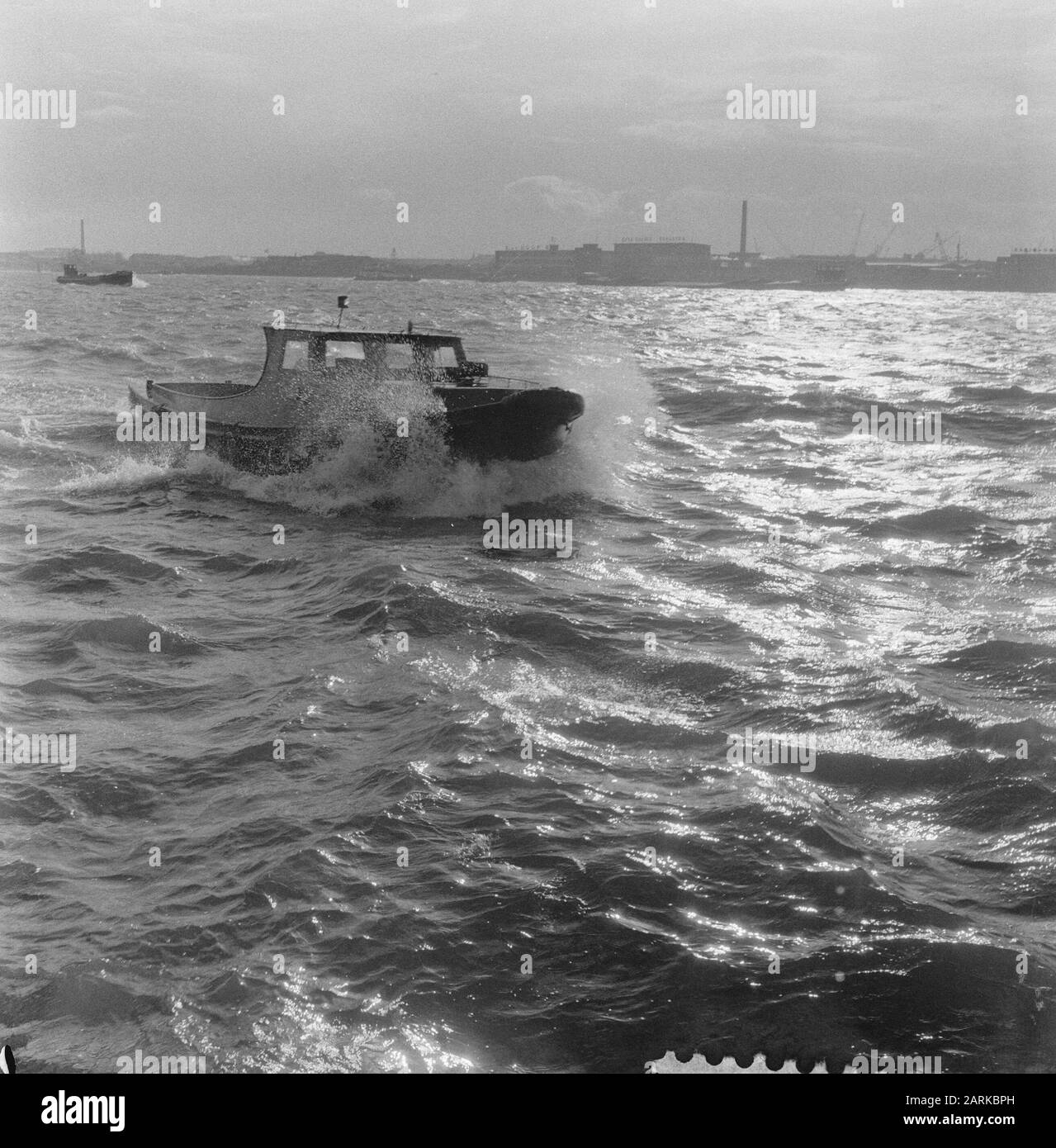 Sturm im Hafen von Rotterdam Datum: 3. November 1960 Standort: Rotterdam, Zuid-Holland Schlüsselwörter: Häfen, Unwetter Stockfoto