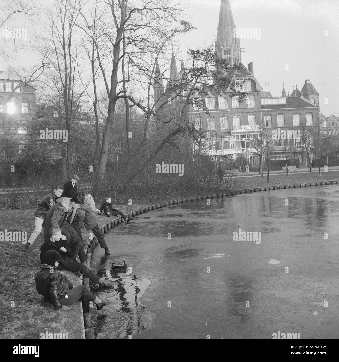 Jungen probieren die erste Eisschicht im Vondelpark Datum: 17. Januar 1961 Standort: Amsterdam, Noord-Holland, Vondelpark Schlüsselwörter: JONDS Stockfoto