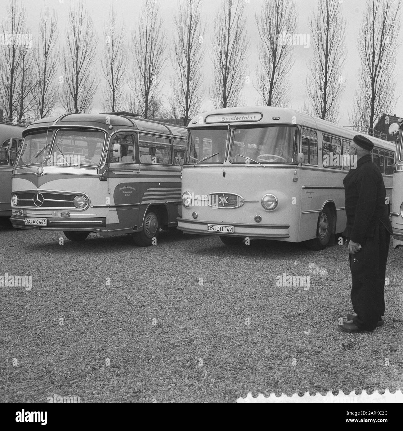 Volendam gegen Veendam 1-1. Überfüllt auf dem Parkplatz am Volendam Datum: 1. April 1961 Schlagwörter: Parkplätze Stockfoto