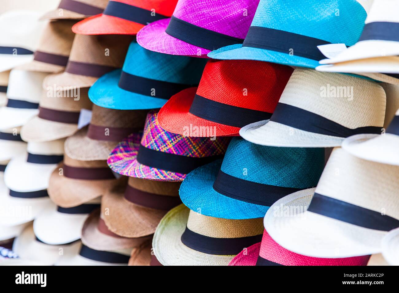 Straßenverkauf von Hüten in Cartagena de Indias in Kolumbien Stockfoto