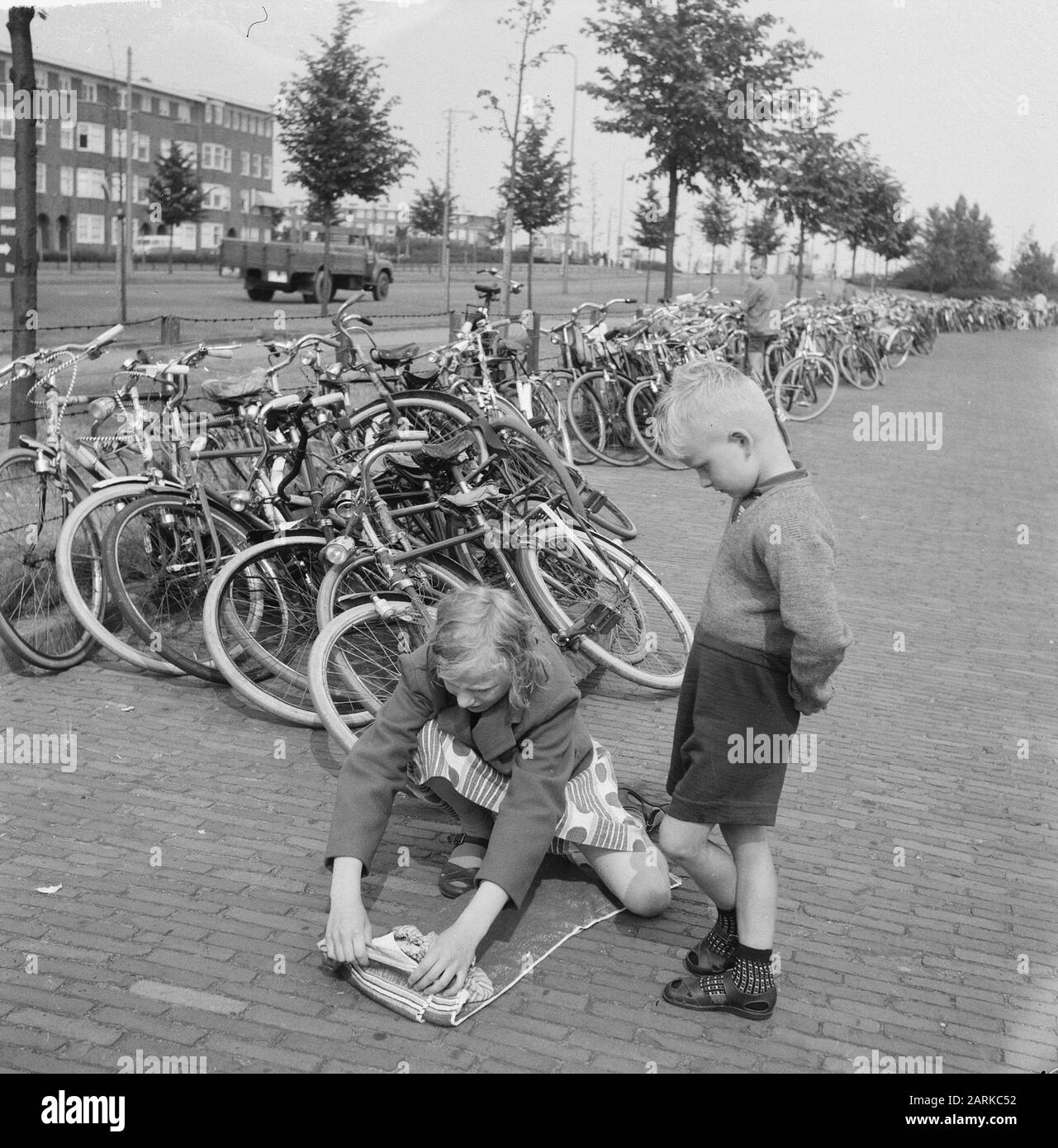 Hektik im Mirandabad. Kinder rollen Handtücher am Datum: 29. Juni 1961 Schlagwörter: Kinder Stockfoto