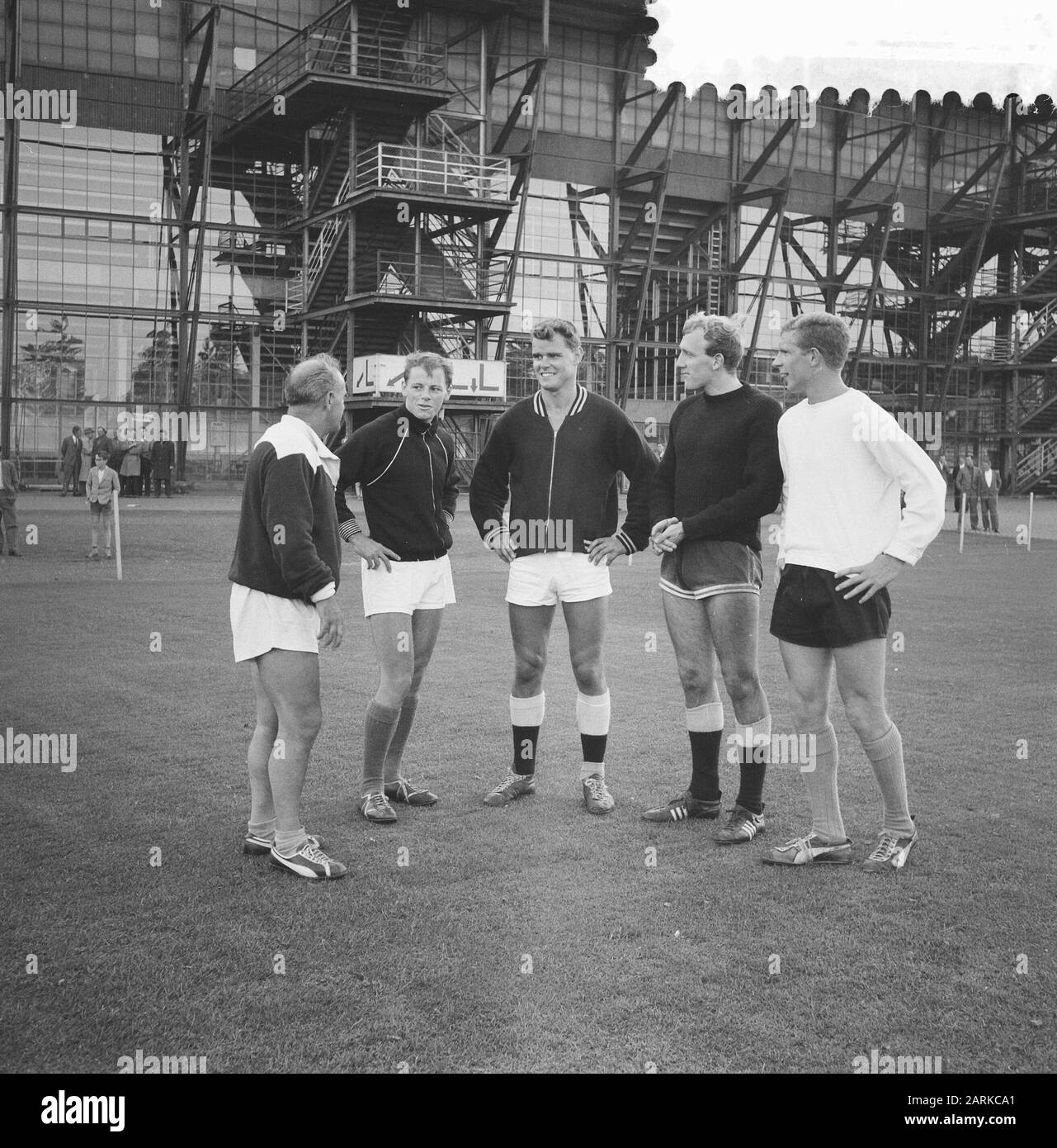 Erste Ausbildung von Feyenoord. Trainer Franz Fuchs, Gerard Pummy Bergholtz, Frans van Galen, Rob van Heeswijk und Hans Kraay Datum: 8. August 1961 Ort: Rotterdam-Schlüsselwörter: Sporttraining , Fußballer persönlicher Name: Bergholtz, Gerard, Kraay, Hans Institutionname: Feyenoord Stockfoto
