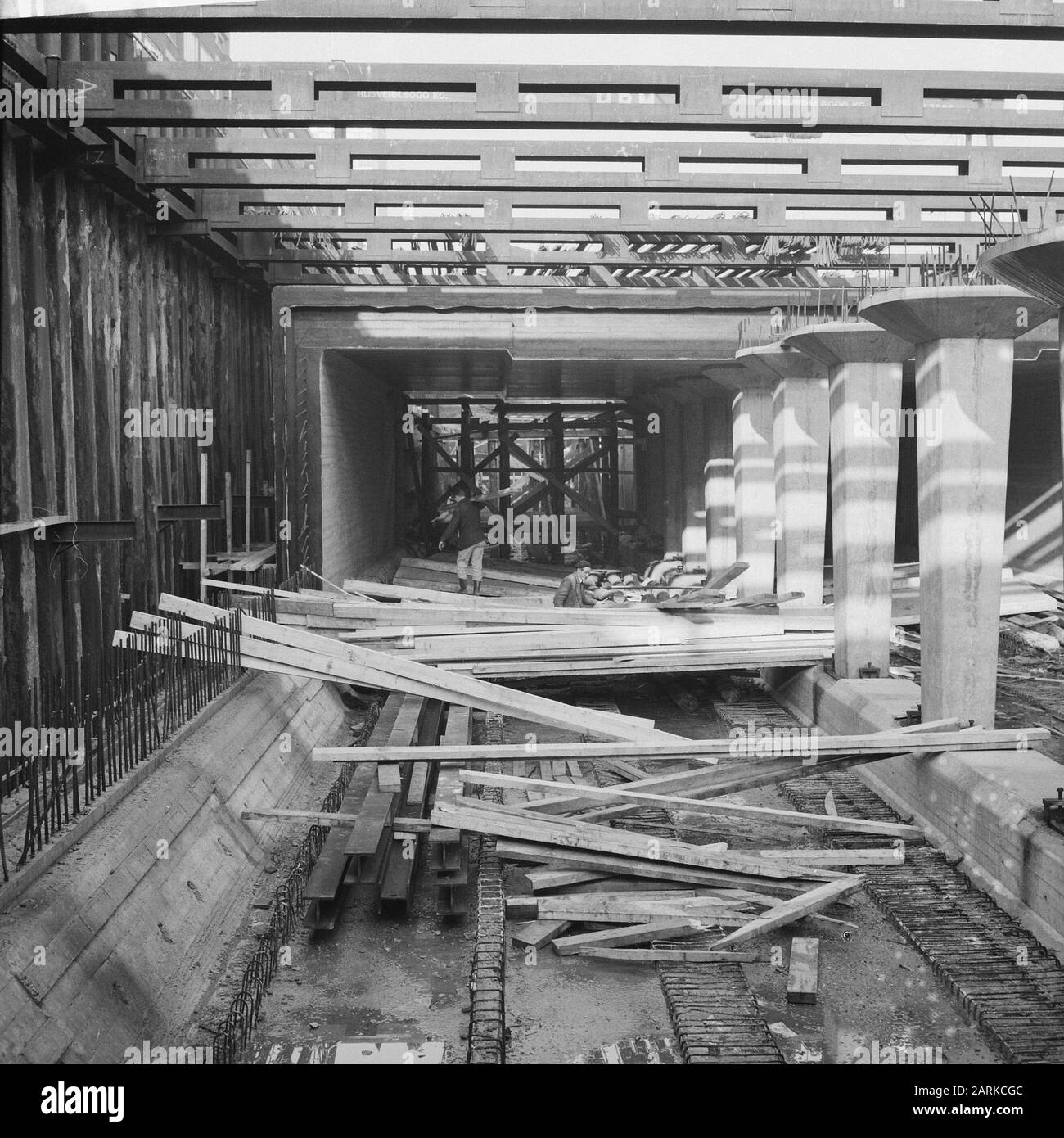 Fahren Sie in der U-Bahn-Station Leuvenhaven in Rotterdam ab Datum: 15. Januar 1962 Standort: Rotterdam, Zuid-Holland Stichwörter: Forderungen, Umwege, Stationen Stockfoto