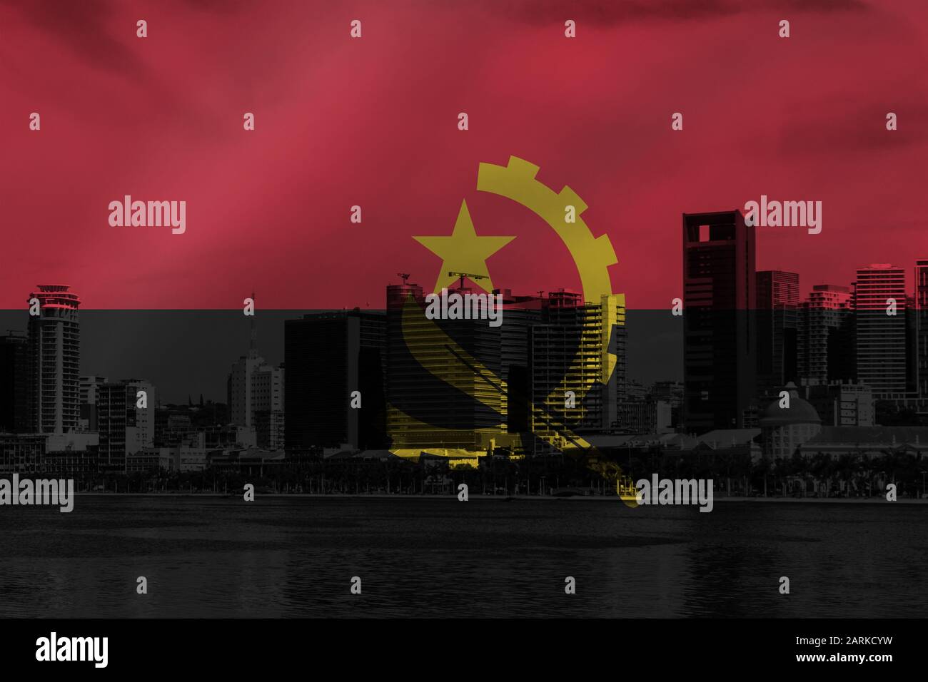 Sequenz der Bucht von Luanda oder Marginal de Luanda mit angolanischer Flagge überlagert. Stockfoto