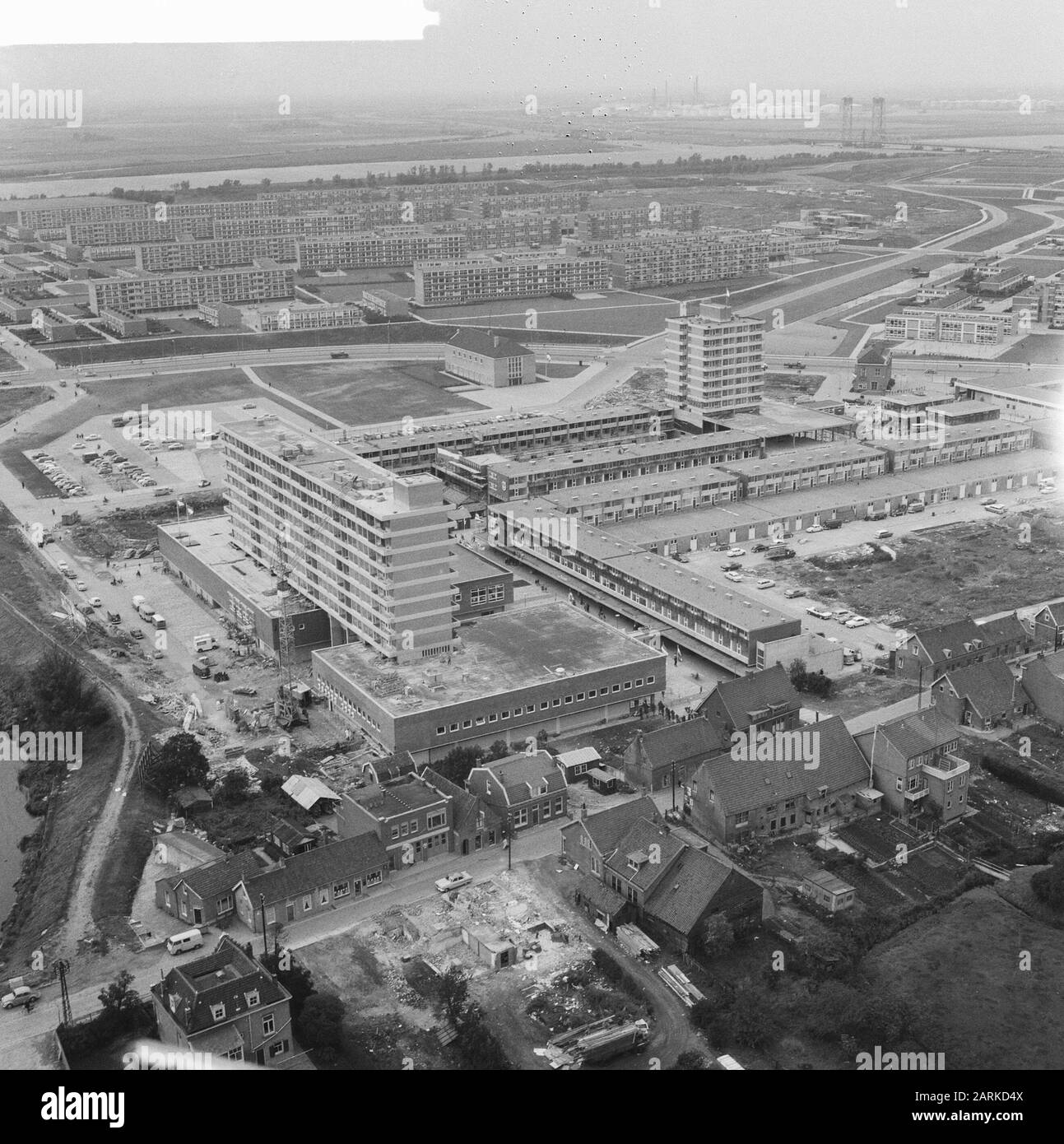 Einkaufszentrum Rotterdam, Hoogvliet (Luftaufnahmen) Datum: 12. September 1962 Standort: Rotterdam, Zuid-Holland Schlagwörter: Luftaufnahmen, Einkaufszentren Stockfoto