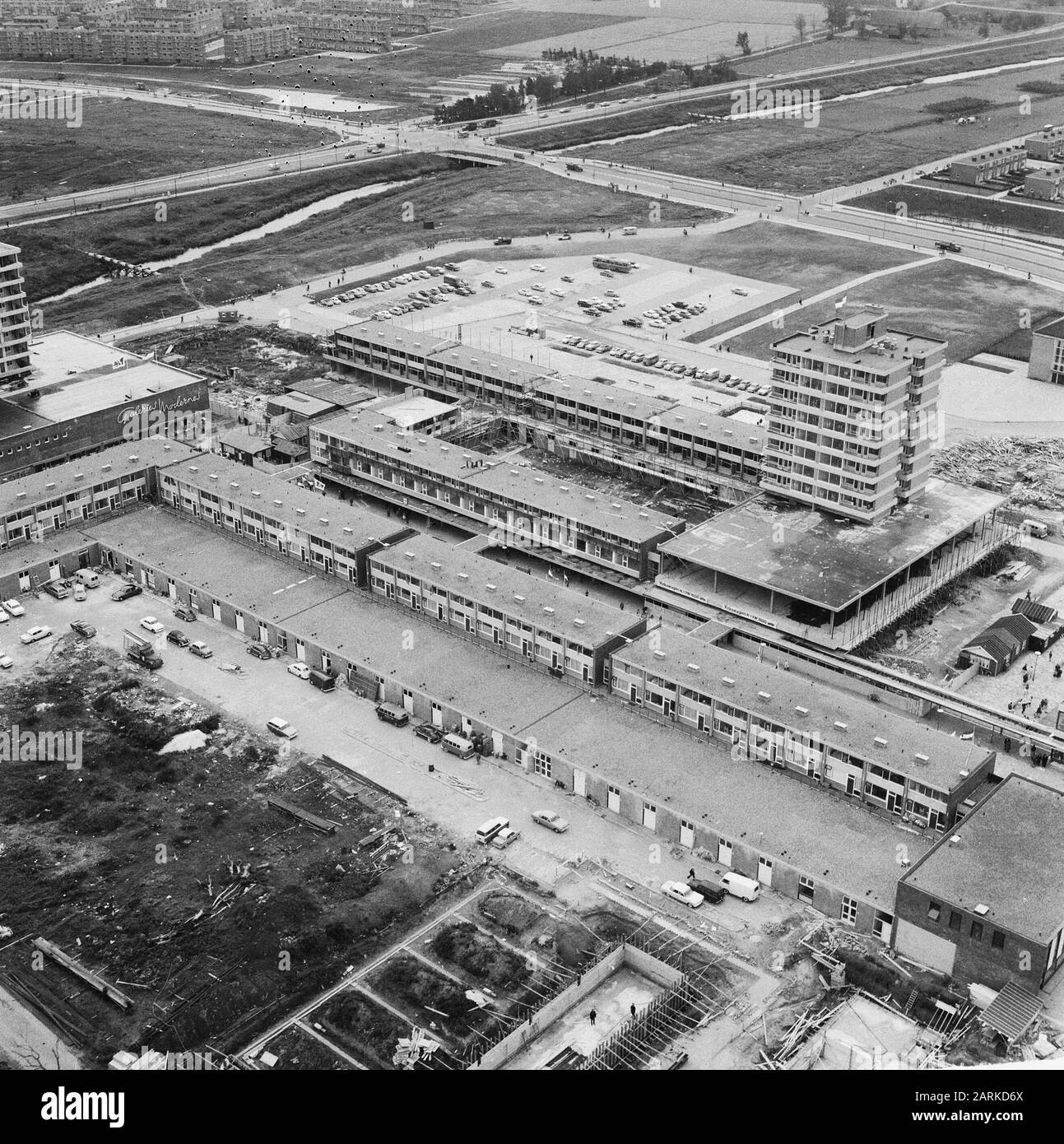 Einkaufszentrum Rotterdam, Hoogvliet (Luftaufnahmen) Datum: 12. September 1962 Standort: Rotterdam, Zuid-Holland Schlagwörter: Luftaufnahmen, Einkaufszentren Stockfoto