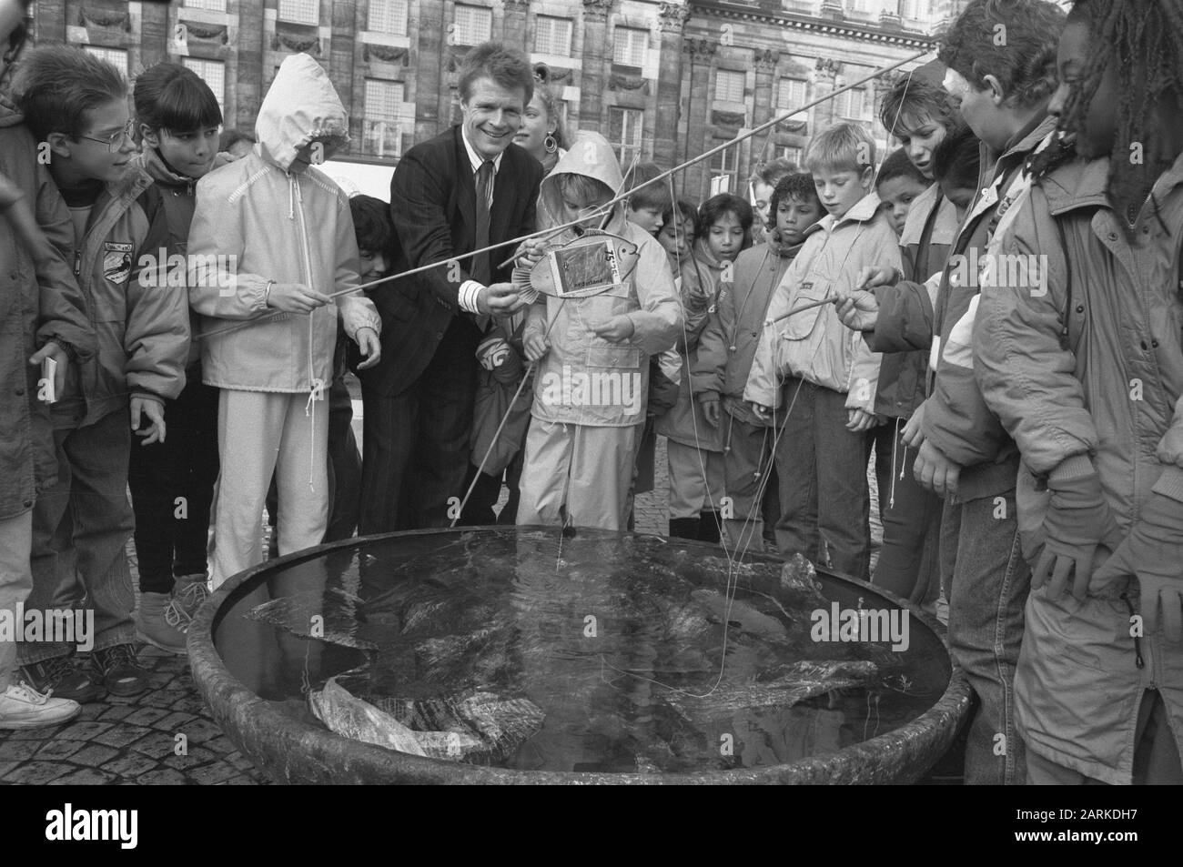 Verkauf von Kindermarken begann am Dam mit herrn Kaktus Datum: 16. november 1988 Standort: Amsterdam, Noord-Holland Schlüsselwörter: KINDERPOSTER Stockfoto