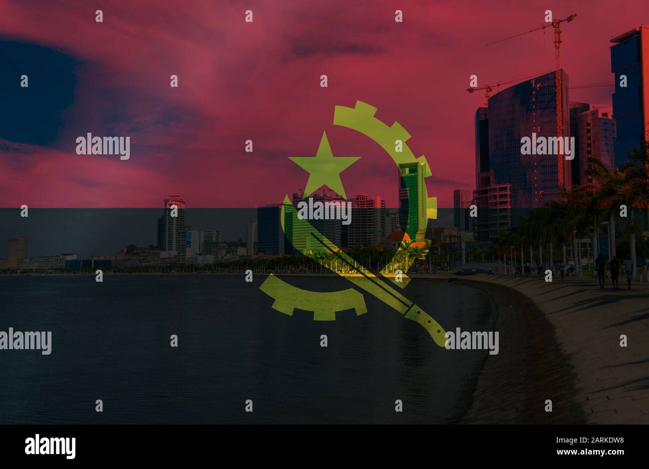 Sequenz der Bucht von Luanda oder Marginal de Luanda mit angolanischer Flagge überlagert. Stockfoto
