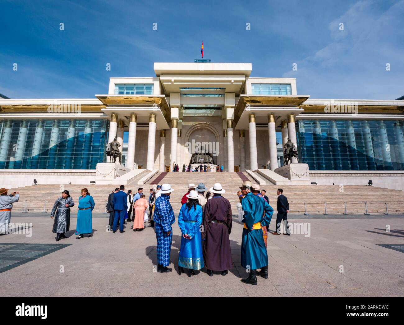 Hochzeitsfeier mit Männern im traditionellen Kleid, Sükhbaatar-Platz, Ulaanbaatar, Mongolei Stockfoto