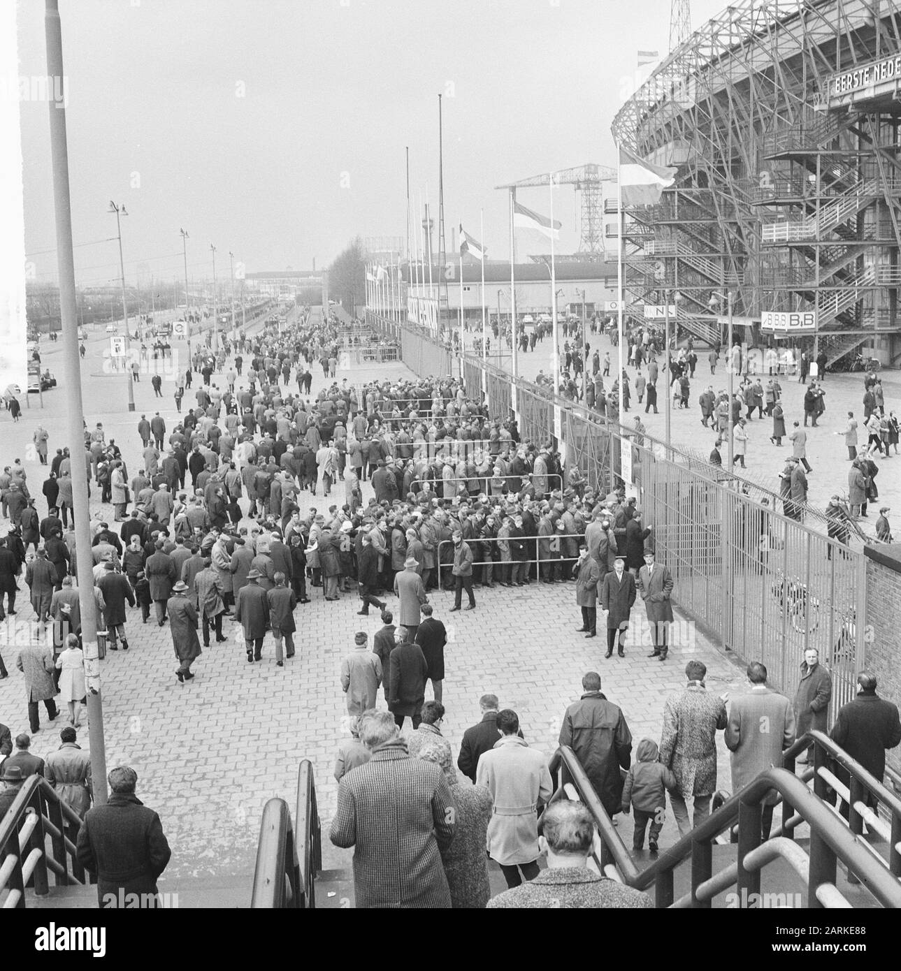 Feyenoord gegen MVV 9-1, Personen außerhalb und in den Ständen Datum: 30. März 1964 Schlüsselwörter: STRIBUNES Institutionenname: Feyenoord Stockfoto