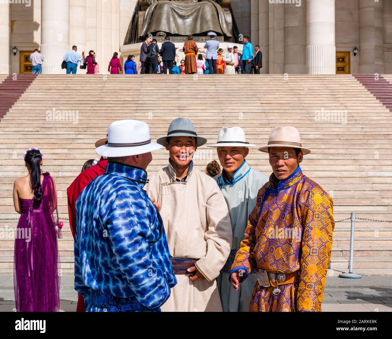 Hochzeitsgäste mit Männern im traditionellen Kleid, Sükhbaatar-Platz, Ulaanbaatar, Mongolei Stockfoto