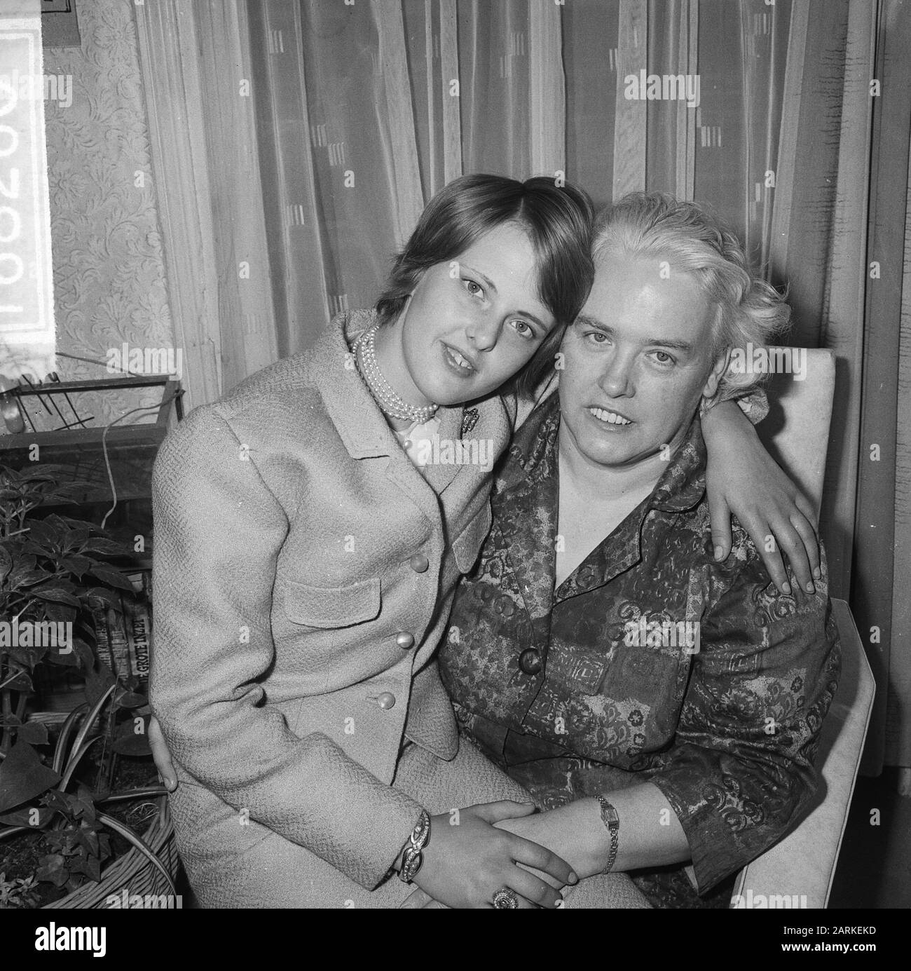 Rietje Aink nach 4 Monaten wieder zurück, hier mit ihrer Mutter Datum: 31. August 1964 Schlagwörter: Mütter Stockfoto