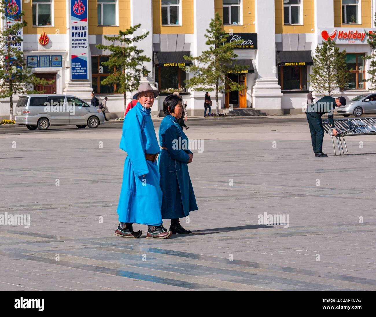 Mongolisches Paar im traditionellen Kleid, Sükhbaatar-Platz, Ulaanbaatar, Mongolei Stockfoto