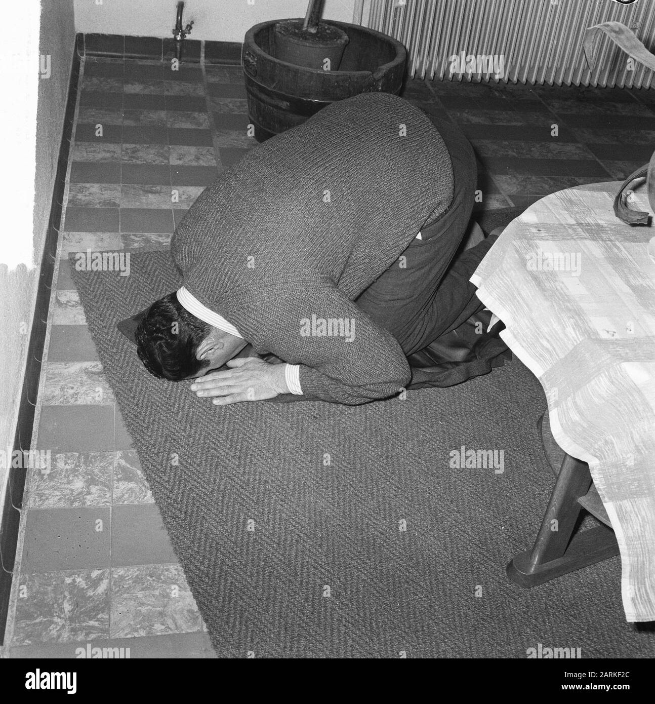 Türken aus Schiphol links, ein Gläubiger Türke betet auf dem Gehweg der Kaserne Datum: 14. Januar 1965 Standort: Noord-Holland, Schiphol Schlüsselwörter: Pray, Baracke: Nijs, Jac. De/Anefo Stockfoto