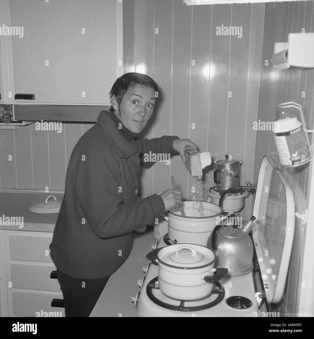 RIKA Jansen zu Hause Kochen Datum: 2. April 1965 Stichwörter: Küchen persönlicher Name: Jansen, Rika Stockfoto