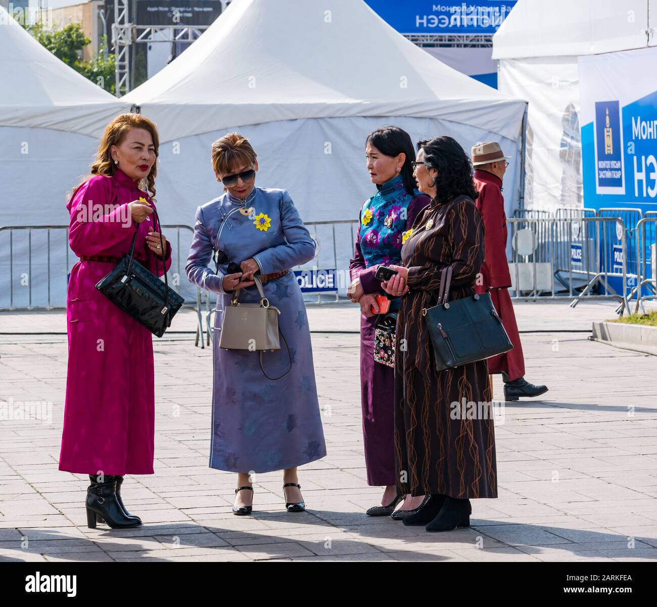 Frauen in formalem und traditionellem Kleid bei der Zeremonie, Sükhbaatar-Platz, Ulaanbaatar, Mongolia Stockfoto