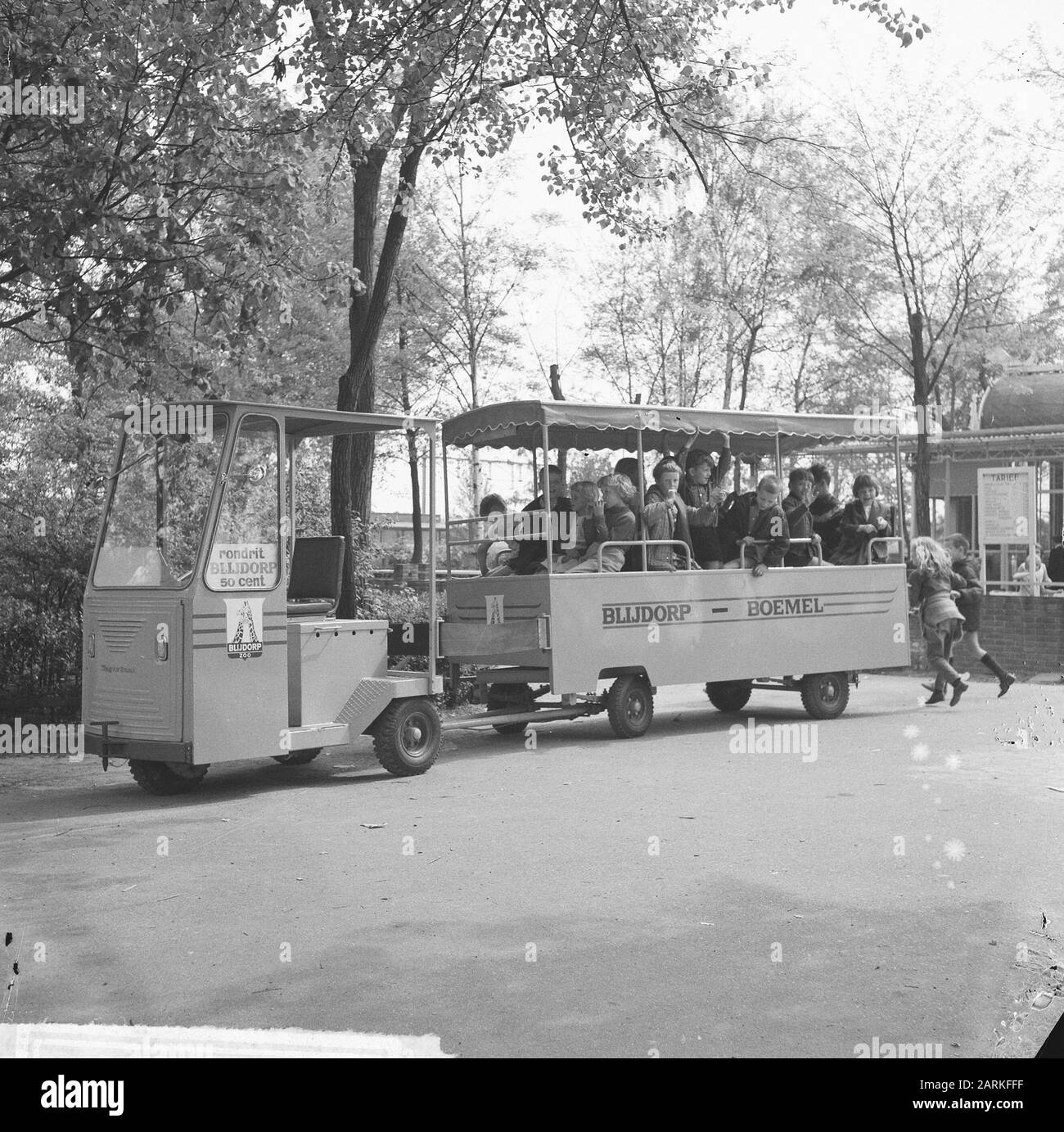 Traintje in Rotterdamse Diergaarde Blijdorp Datum: 19. Mai 1965 Standort: Rotterdam, Süd-Holland Schlüsselwörter: Diergaarden, Trains Name Der Institution: Blijdorp Stockfoto