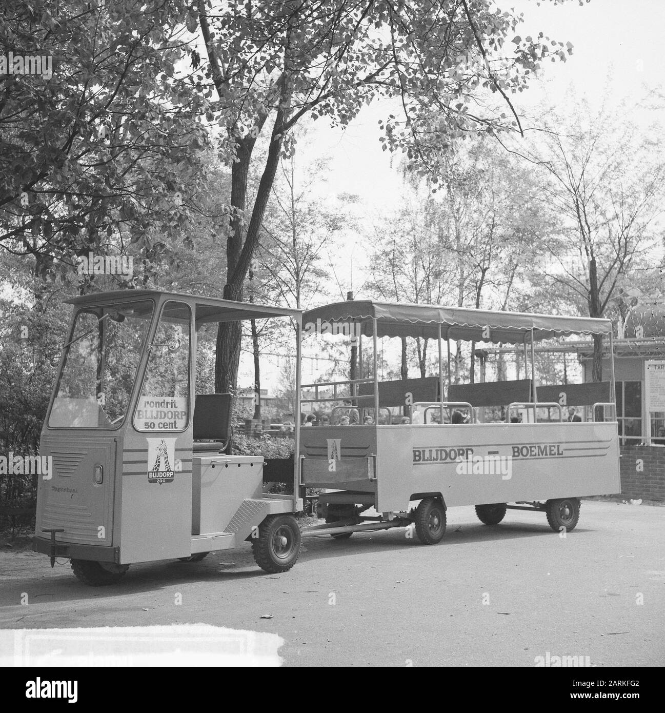 Traintje in Rotterdamse Diergaarde Blijdorp Datum: 19. Mai 1965 Standort: Rotterdam, Süd-Holland Schlüsselwörter: Diergaarden, Trains Name Der Institution: Blijdorp Stockfoto