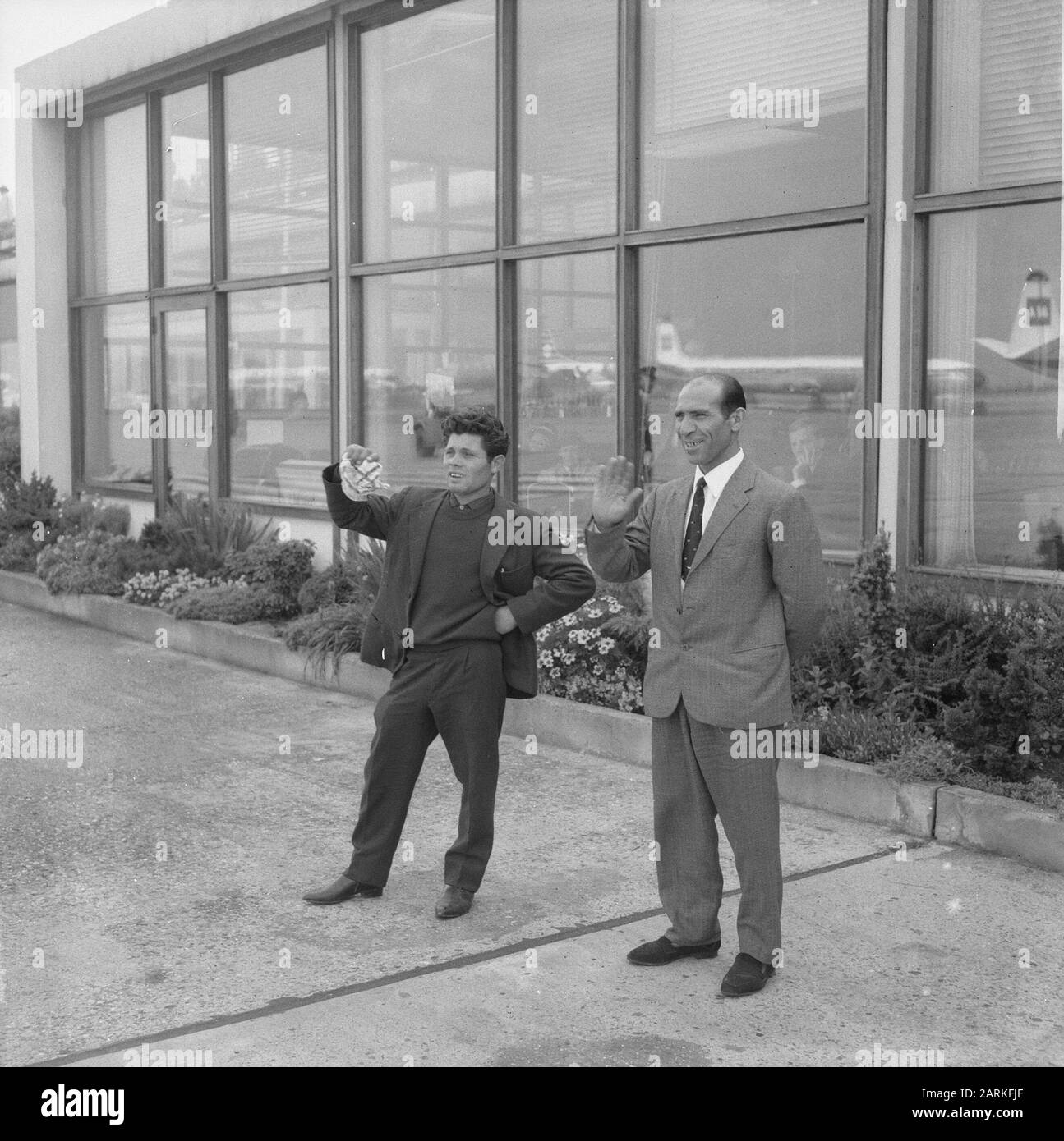 Italienische Frauen und ihre Kinder werden wegen fehlender Aufenthaltserlaubnis aus den Niederlanden vertrieben. Ihre Ehepartner bleiben in den Niederlanden zurück, links Chicarelli und rechts Napolitano Datum: 23. August 1965 Schlüsselwörter: Wehend Stockfoto