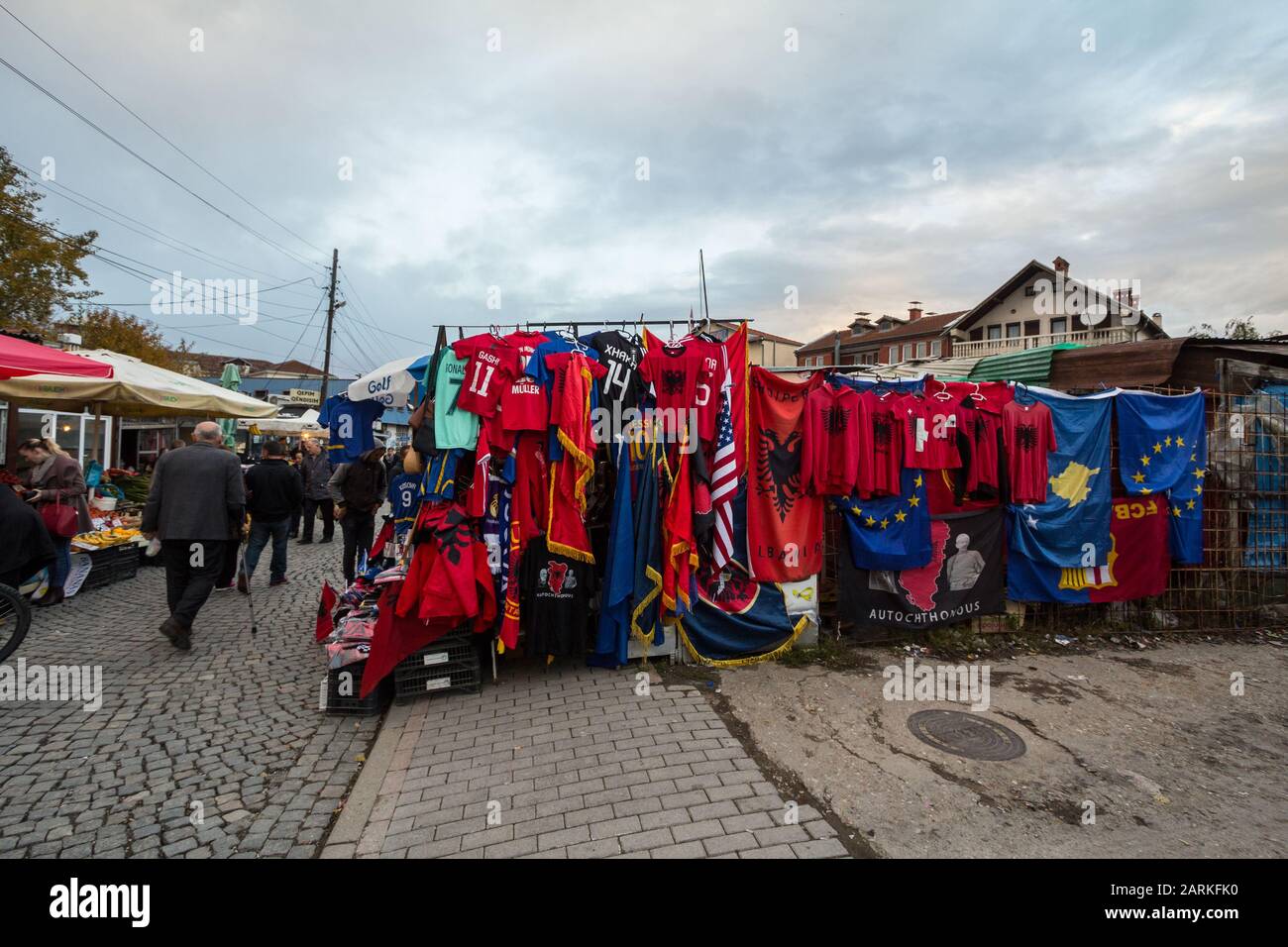 Prishtina, KOSOVO - 11. NOVEMBER 2016: Stall auf dem Markt in Prishtina mit albanischen Flaggen und anderen nationalen Artikeln zum Verkauf. Pristina ist die kosovarische Ca Stockfoto