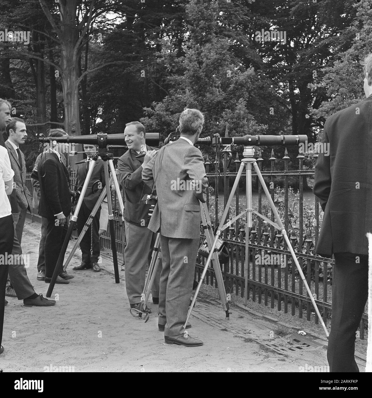 Viel zu tun, überfüllter Verkehrspalast Soestdijk Datum: 27. Juni 1965 Schlagwörter: Engagement, Fotografen Name Der Einrichtung: Schloss Soestdijk Stockfoto